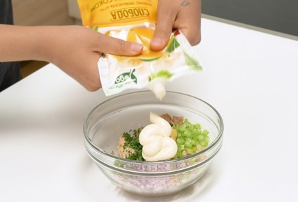 Фото шага рецепта Фаршированные авокадо с салатом из тунца 139496 шаг 2