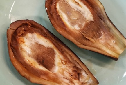 Фото шага рецепта Фаршированные баклажаны с пикантной начинкой 152368 шаг 2  