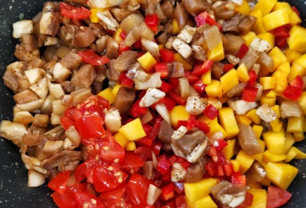 Фото шага рецепта Фаршированные баклажаны с пикантной начинкой 152368 шаг 5  