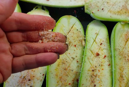 Фото шага рецепта Фаршированные кабачки в духовке 190232 шаг 4  