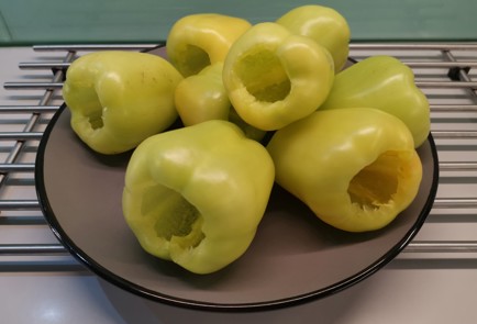 Фото шага рецепта Фаршированные перцы 190254 шаг 2  