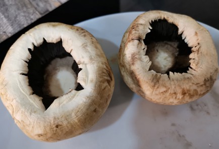 Фото шага рецепта Фаршированные шампиньоны 186389 шаг 1  