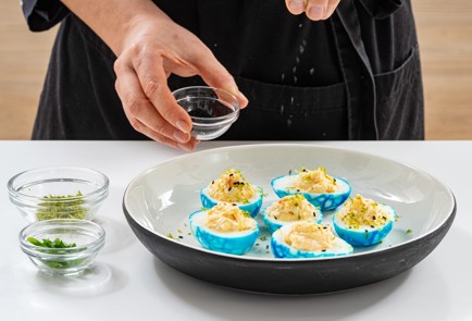 Фото шага рецепта Фаршированные яйца с крабовыми палочками и васаби 175400 шаг 9  