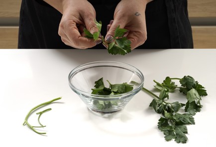 Фото шага рецепта Фаршированные яйца с тунцом 152947 шаг 3  