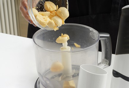 Фото шага рецепта Фаршированные яйца с тунцом 152947 шаг 5  