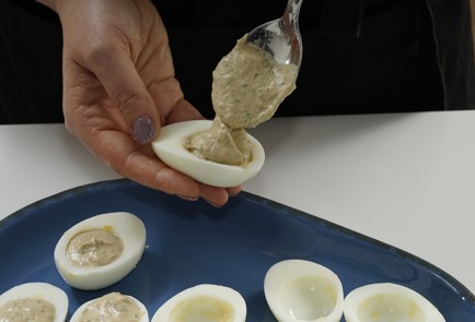 Фото шага рецепта Фаршированные яйца с тунцом 152947 шаг 8  