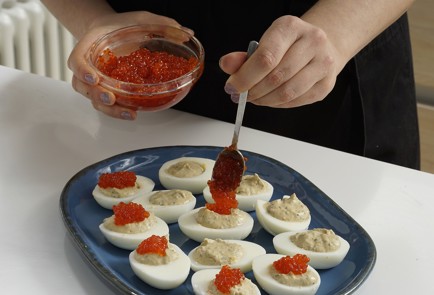 Фото шага рецепта Фаршированные яйца с тунцом 152947 шаг 9  