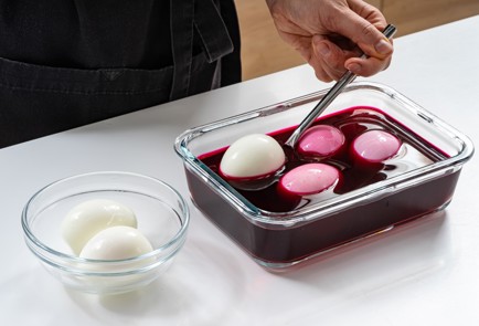 Фото шага рецепта Фаршированные яйца в свекольном маринаде 175394 шаг 6