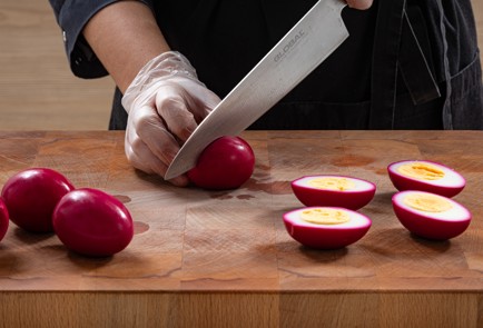 Фото шага рецепта Фаршированные яйца в свекольном маринаде 175394 шаг 7