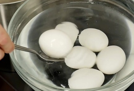 Фото шага рецепта Фаршированные яйца 126609 шаг 2  