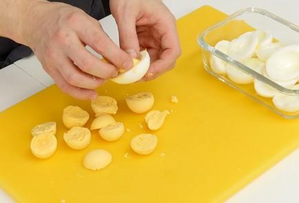 Фото шага рецепта Фаршированные яйца 126609 шаг 4  