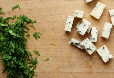 Фото шага рецепта Феттучини с соусом альфредо и креветками 152547 шаг 1  