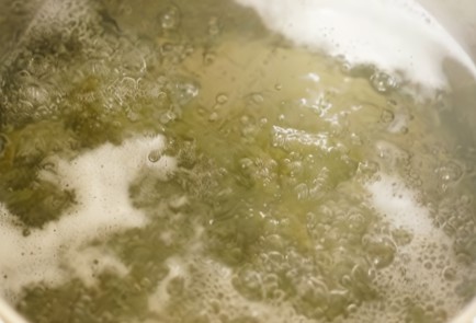 Фото шага рецепта Феттучини с соусом альфредо и креветками 152547 шаг 3  