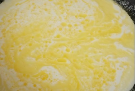 Фото шага рецепта Феттучини с соусом альфредо и креветками 152547 шаг 4  