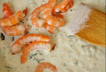 Фото шага рецепта Феттучини с соусом альфредо и креветками 152547 шаг 6  