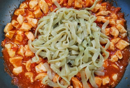 Фото шага рецепта Фетучини с курицей 188779 шаг 9