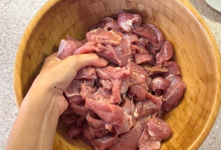 Фото шага рецепта Бедро индейки в духовке с картошкой 190608 шаг 10  