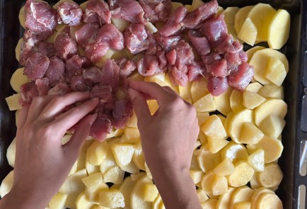 Фото шага рецепта Бедро индейки в духовке с картошкой 190608 шаг 11  