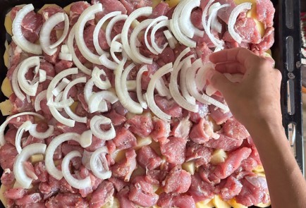 Фото шага рецепта Бедро индейки в духовке с картошкой 190608 шаг 14  