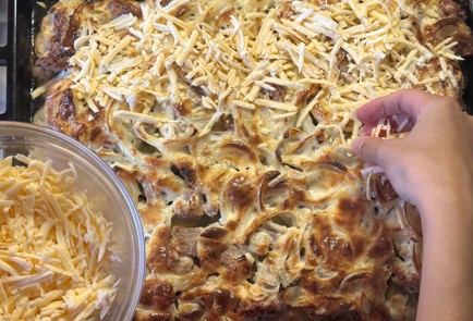 Фото шага рецепта Бедро индейки в духовке с картошкой 190608 шаг 19  