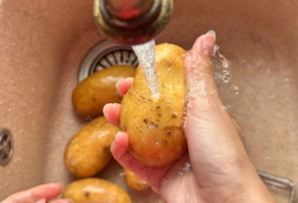 Фото шага рецепта Бедро индейки в духовке с картошкой 190608 шаг 2  