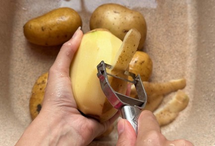 Фото шага рецепта Бедро индейки в духовке с картошкой 190608 шаг 3  