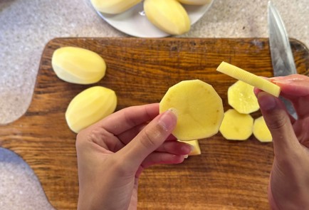 Фото шага рецепта Бедро индейки в духовке с картошкой 190608 шаг 4  