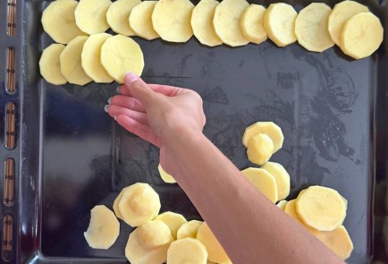 Фото шага рецепта Бедро индейки в духовке с картошкой 190608 шаг 5  