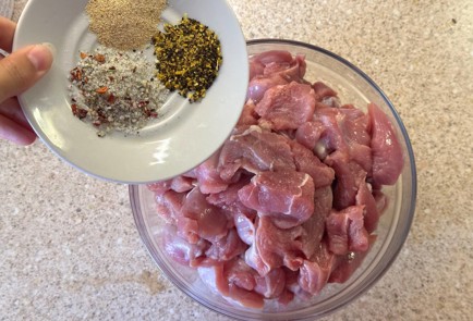 Фото шага рецепта Бедро индейки в духовке с картошкой 190608 шаг 9  