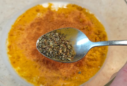 Фото шага рецепта Филе индейки на сковороде с куркумой и сливками 190812 шаг 8  