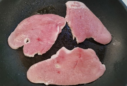 Фото шага рецепта Филе индейки с сыром пофранцузски 175940 шаг 6  