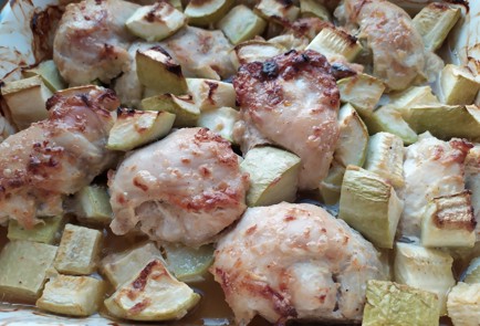 Фото шага рецепта Филе куриного бедра с кабачками 189493 шаг 10  