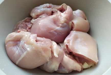 Фото шага рецепта Филе куриного бедра с кабачками 189493 шаг 6  