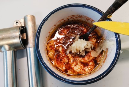 Фото шага рецепта Филе куриного бедра в рукаве 186548 шаг 5