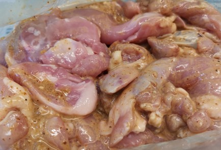 Фото шага рецепта Филе куриного бедра в рукаве 186548 шаг 7