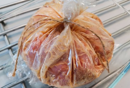 Фото шага рецепта Филе куриного бедра в рукаве 186548 шаг 8