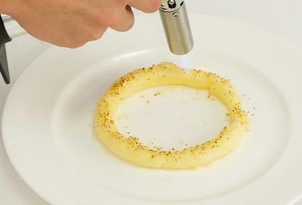 Фото шага рецепта Филе миньон с фуагра и соусом из лисичек 93758 шаг 11  