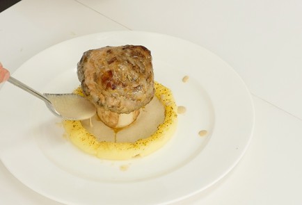 Фото шага рецепта Филе миньон с фуагра и соусом из лисичек 93758 шаг 12  