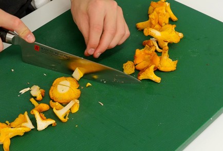 Фото шага рецепта Филе миньон с фуагра и соусом из лисичек 93758 шаг 2  