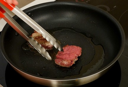 Фото шага рецепта Филе миньон с фуагра и соусом из лисичек 93758 шаг 3  