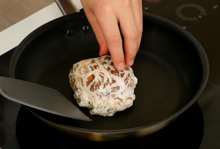 Фото шага рецепта Филе миньон с фуагра и соусом из лисичек 93758 шаг 6  