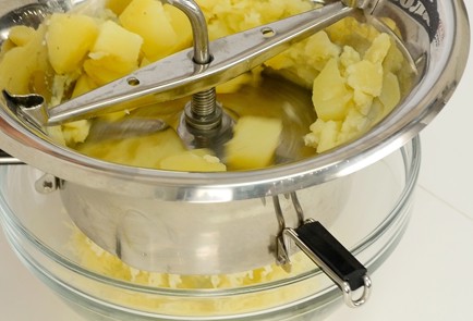 Фото шага рецепта Филе миньон с фуагра и соусом из лисичек 93758 шаг 9  