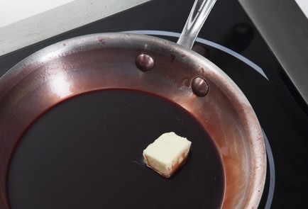 Фото шага рецепта Филе миньон с соусом борделез и картофелем конфи 58591 шаг 4  