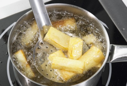 Фото шага рецепта Филе миньон с соусом борделез и картофелем конфи 58591 шаг 5  