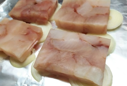 Фото шага рецепта Филе минтая под сыром 189332 шаг 4  