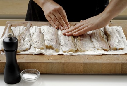 Фото шага рецепта Филе минтая с ореховым соусом 152997 шаг 9  