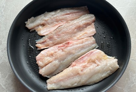 Фото шага рецепта Филе сибаса запеченное в сухарях 174337 шаг 3  