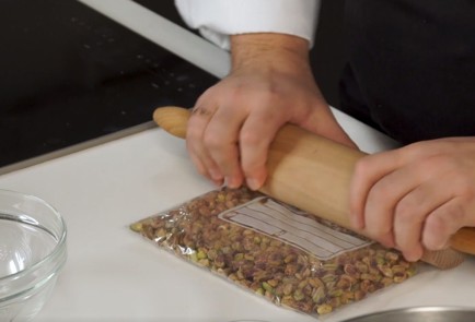 Фото шага рецепта Фисташковый рулет с малиной 137700 шаг 1  