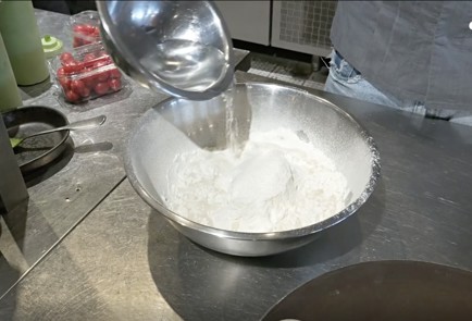 Фото шага рецепта Фламмкухен с беконом и пореем 139970 шаг 2  