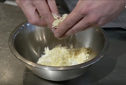 Фото шага рецепта Фламмкухен с беконом и пореем 139970 шаг 4  